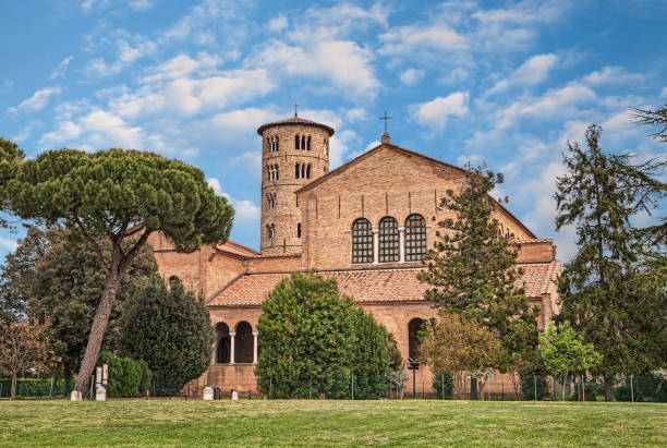 ravena, italia: basílica de san apolinar in classe - ravena fotografías e imágenes de stock