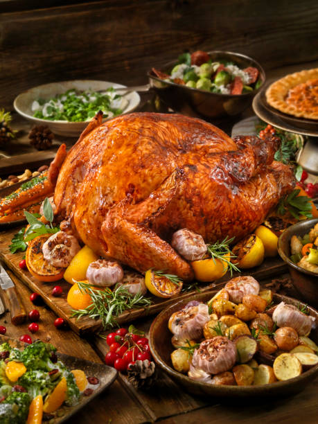 cena in turchia per le vacanze - roast turkey turkey thanksgiving holiday foto e immagini stock