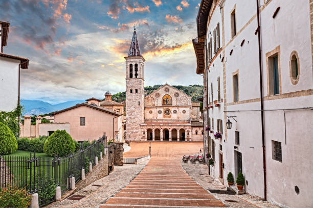 spoleto, umbria, italia: catedral de santa maria assunta - rose window window church built structure fotografías e imágenes de stock