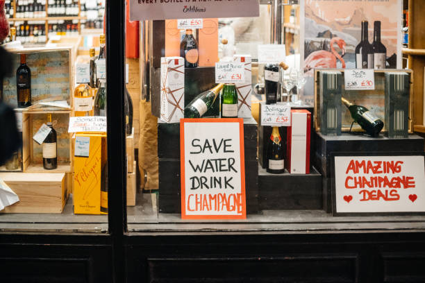 сохранить пить шампанское алкогольный магазин в лондоне великобритания - veuve cliquot стоковые фото и изображения