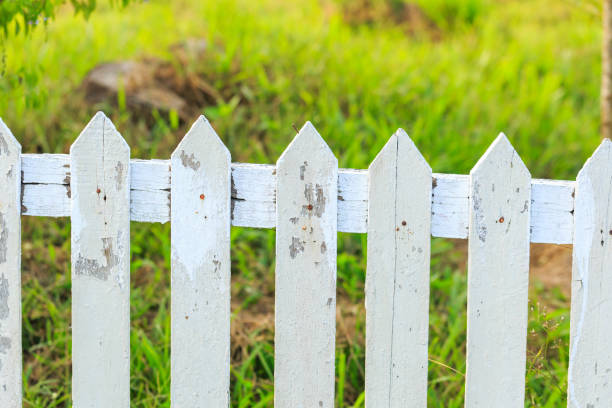 istock Close up old white fence in garden 836073406