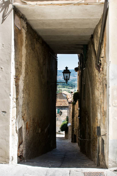 итальянский город кастильон фиорентино - tuscany abandoned стоковые фото и изображения