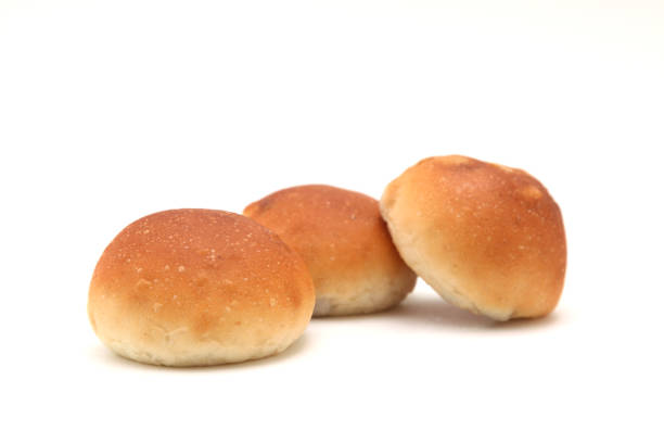 mesa de panes de mantequilla con pasas rollos aislado sobre fondo blanco - bun fotografías e imágenes de stock