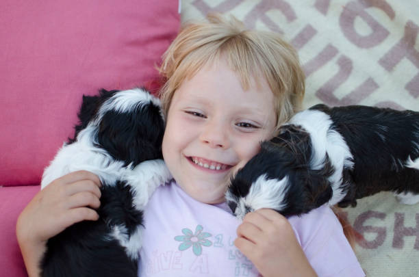 menina loira de 5 anos. ucraniana garota feliz. menina loira com cachorro. - child 4 5 years laughing little girls - fotografias e filmes do acervo