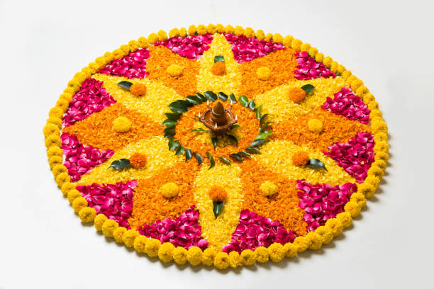 kwiat rangoli dla diwali lub pongal wykonane przy użyciu nagietka lub zendu kwiaty i czerwone płatki róży na białym tle z diwali diya w środku, selektywne ostrości - rangoli zdjęcia i obrazy z banku zdjęć