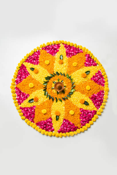 kwiat rangoli dla diwali lub pongal wykonane przy użyciu nagietka lub zendu kwiaty i czerwone płatki róży na białym tle z diwali diya w środku, selektywne ostrości - rangoli zdjęcia i obrazy z banku zdjęć