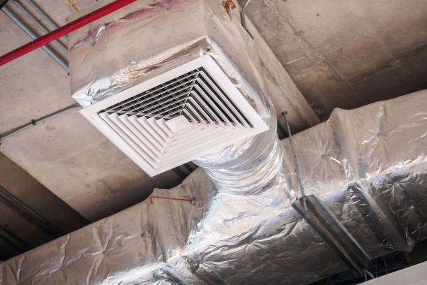 istock Ceiling air duct in large shopping mall 836098620