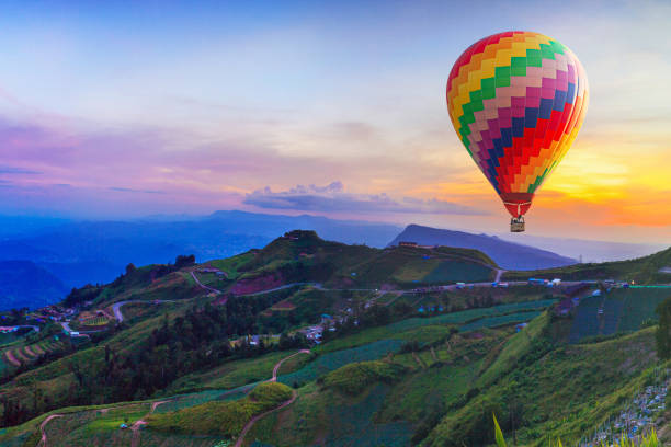 아름 다운 산에 뜨거운 공기 풍선 - traditional festival adventure air air vehicle 뉴스 사진 이미지