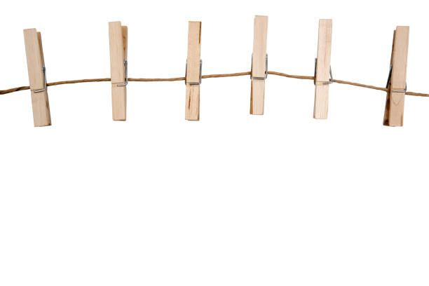 빈 메모 간 절연 흰색 배경에 clothespins, 로프에. - clothesline clothespin adhesive note bulletin board 뉴스 사진 이미지