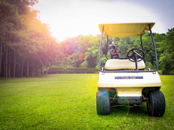 golf-car oder clubcar oder golfwagen auf schöne fairway auf layout des golfplatzes - golf golf flag sunset flag stock-fotos und bilder