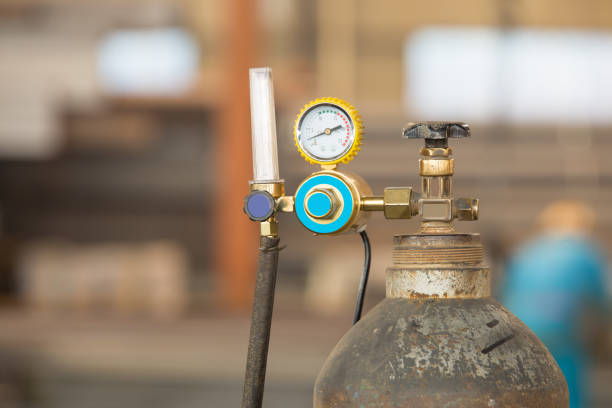 a welding gas cylinder pressure gauge with two - gas natural gas leaking sensor imagens e fotografias de stock