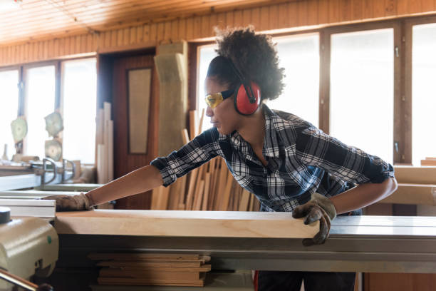 kobieta stolarz w jej warsztacie - plank carpenter carpentry construction zdjęcia i obrazy z banku zdjęć