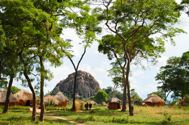 túp lều châu phi - zambia - zambia hình ảnh sẵn có, bức ảnh & hình ảnh trả phí bản quyền một lần