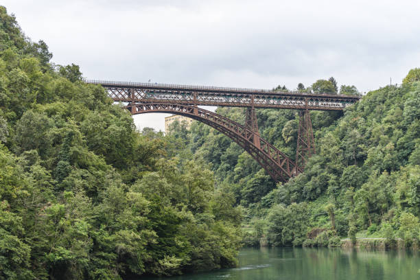 metalowy most nad rzeką adda - adda zdjęcia i obrazy z banku zdjęć