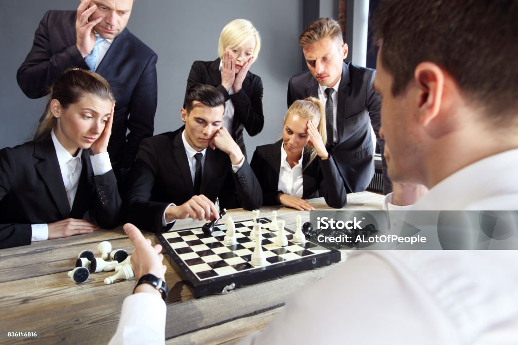 Foto de Negócios Pessoas Jogando Xadrez e mais fotos de stock de Adulto -  Adulto, Autoconfiança, Branco - iStock