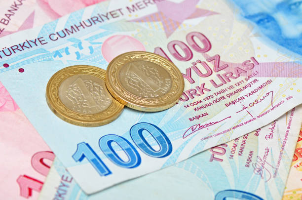close up turkish coins and banknotes - tl imagens e fotografias de stock