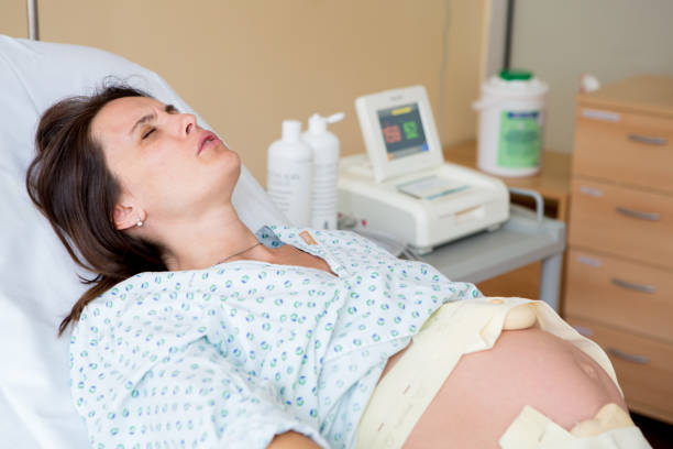 pregnant woman in delivery room - relaxation exercise child mother human pregnancy imagens e fotografias de stock