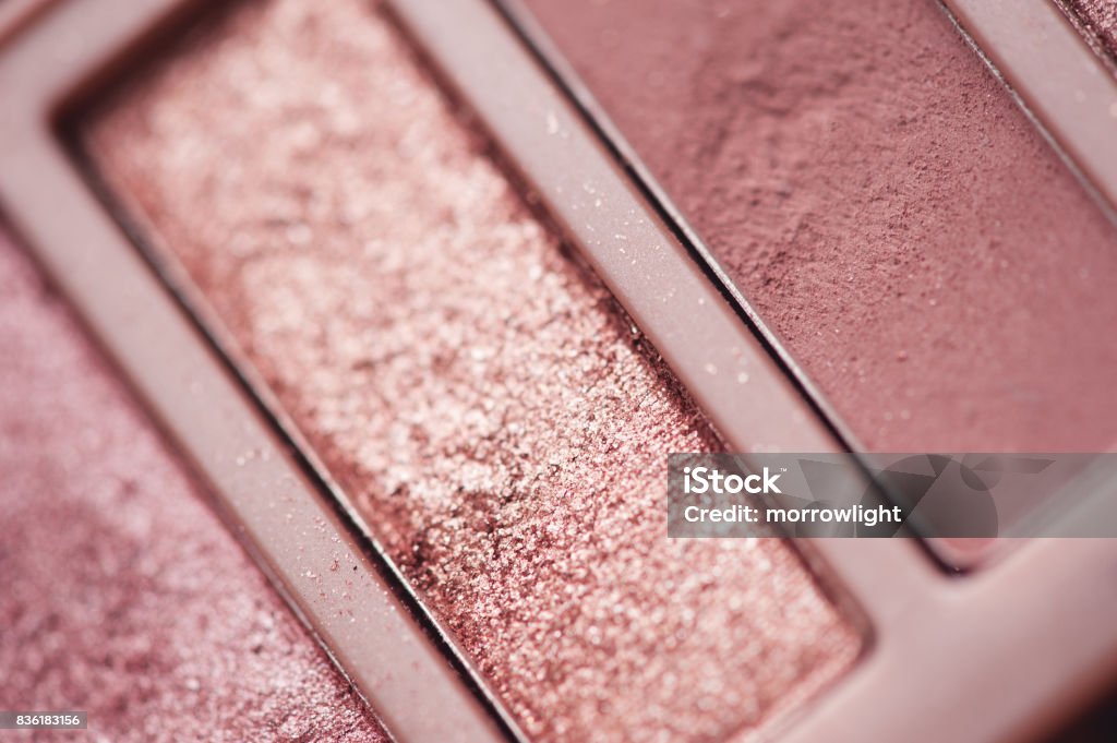  Sombras De Ojos En Colores Oro Rosa Closeup Foto de stock y más banco de imágenes de Maquillaje