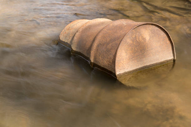 zardzewiała beczka w potoku - rusty storage tank nobody photography zdjęcia i obrazy z banku zdjęć