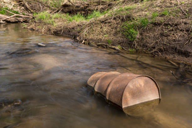 rusty barrel in creek - rusty storage tank nobody photography imagens e fotografias de stock