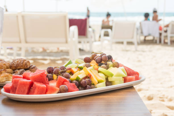 piatto di frutta fresca sulla spiaggia - beach table peach fruit foto e immagini stock