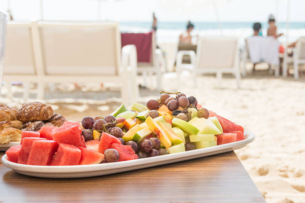 talerz świeżych owoców na plaży - beach table peach fruit zdjęcia i obrazy z banku zdjęć