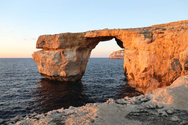 la ventana azul, isla de gozo, malta - gozo malta natural arch natural phenomenon fotografías e imágenes de stock