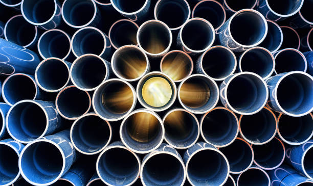 abstrakte muster alter pvc-rohr mit sonne leuchten - tube pipeline metal steel stock-fotos und bilder