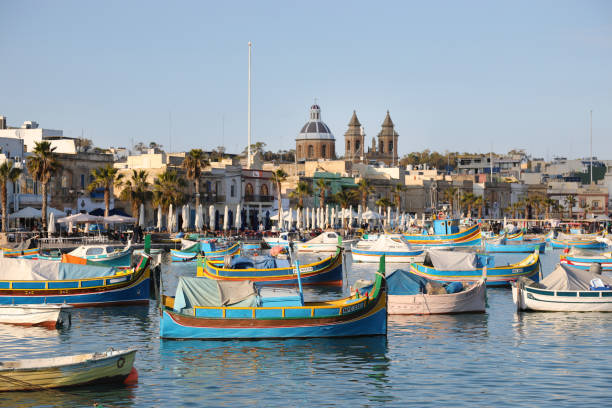 marsaxlokk harbour with traditional fishing boats (luzzus), malta - ilhas de malta imagens e fotografias de stock
