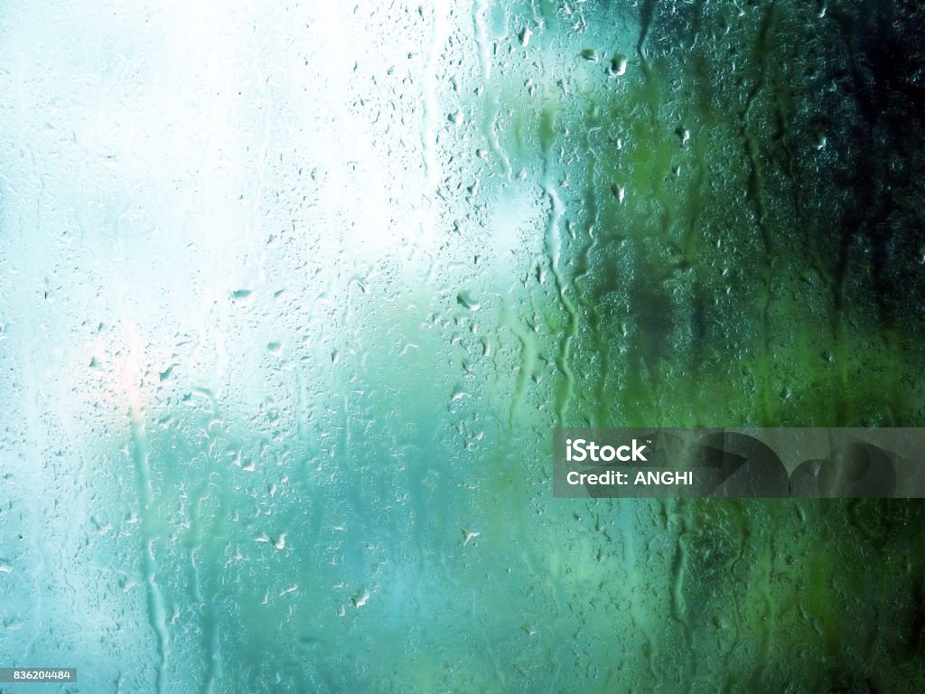 Gotas de chuva e água manchas em vidro de janela em dia chuvoso de verão. - Foto de stock de Umidade royalty-free