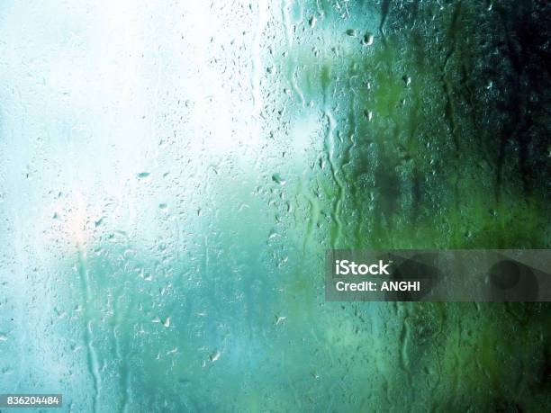 Foto de Gotas De Chuva E Água Manchas Em Vidro De Janela Em Dia Chuvoso De Verão e mais fotos de stock de Umidade