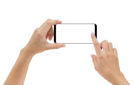 mano que sostiene el smartphone móvil y tocar la pantalla aislada sobre fondo blanco, camino de cliping dentro photo