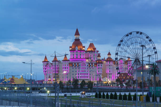 Ride the Ferris wheel and hotel complex "Hercules" with beautiful lights in the evening Sochi, Russia - June 11.2017: Ride the Ferris wheel and hotel complex "Hercules" with beautiful night lighting krasnodar stock pictures, royalty-free photos & images
