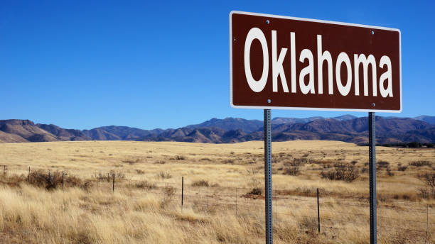 青空とオクラホマ州の道路標識 - oklahoma sign road sign sky ストックフォトと画像