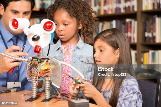 Le Ragazze Delle Scuole Elementari Costruiscono Robot In Classe Tecnologica - Fotografie stock e altre immagini di 6-7 anni