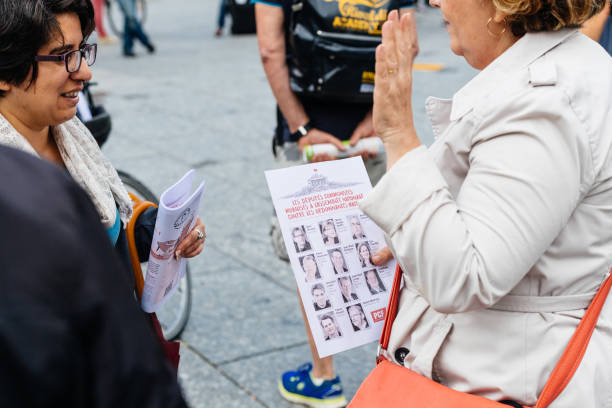 frauen in führungspositionen diskutieren gegen macron recht auf protest in frankreich - best of stock-fotos und bilder