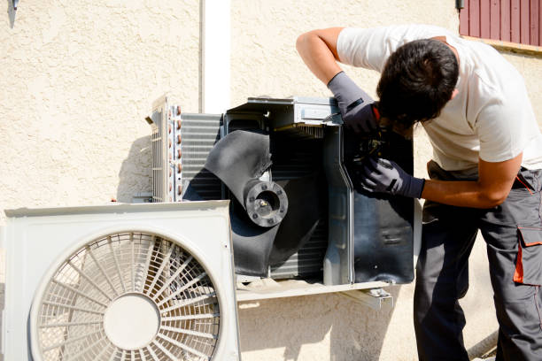 instalador electricista de jovem trabalhando na unidade exterior compressor do condicionador de ar em casa do cliente - air conditioner technician service repairman - fotografias e filmes do acervo