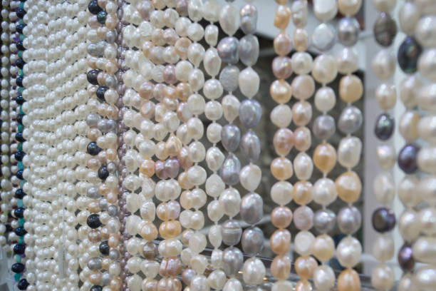 много красочных жемчужных бусин и ожерелья на рынке - black pearl pearl horizontal necklace стоковые фото и изображения