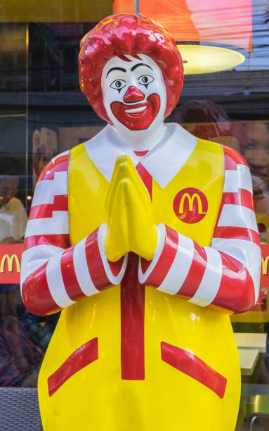 symboles de la mascotte, célèbre restaurant mcdonald - bangkok mcdonalds fast food restaurant asia photos et images de collection