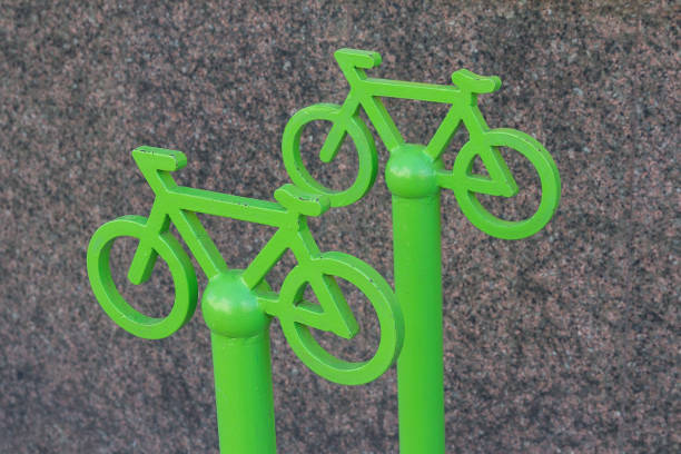 парковочное место для велосипеда крупным планом. транспорт - bicycle wall green single object стоковые фото и изображения