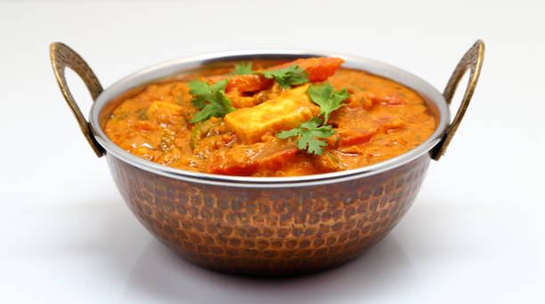 indian food oder indisches curry in einer schüssel kupfer messing. - indische gerichte stock-fotos und bilder