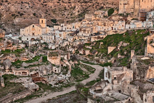 ginosa, taranto, puglia, italia: paesaggio del centro storico - cave church foto e immagini stock