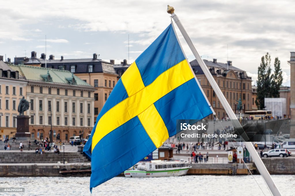 Drapeau de la Suède et Stockholm vieille ville Gamla Stan en arrière-plan - Photo de Suède libre de droits