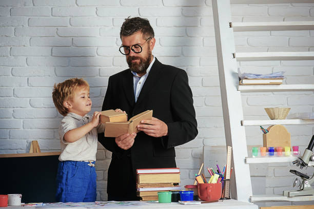 fun-kunstunterricht, schule lehrbuch lesen, dass bildung buch, lehrer und schüler interessante bücher für entwicklung, kinder-und jugendliteratur lesen bücher zusammen, kindererziehung, schule oder kindergarten, - childrens literature stock-fotos und bilder