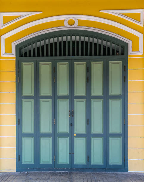 velha porta de madeira  - front door front stoop house yellow - fotografias e filmes do acervo