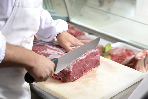 carnicero cortador carne carne - carnicería fotografías e imágenes de stock