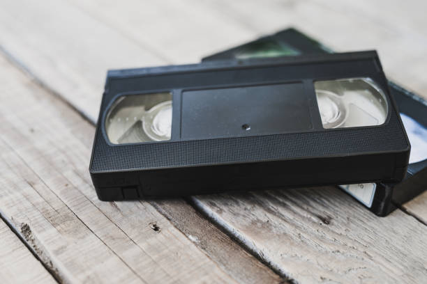 pilha de fita de fita de vídeo VHS na mesa de madeira branca, filtro retrô - foto de acervo