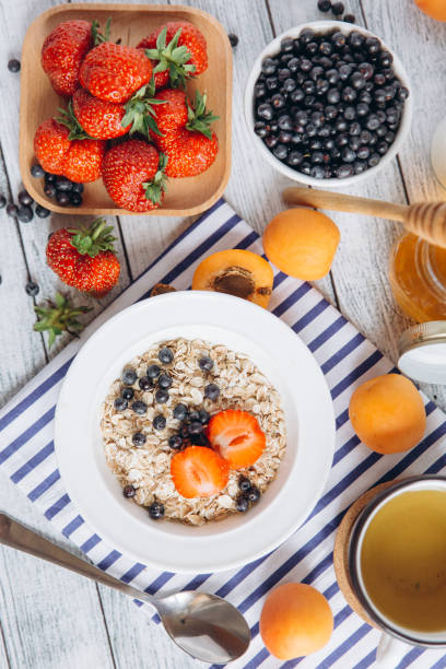 mirtillo, colazione, farina d'avena - steel cut oats foto e immagini stock