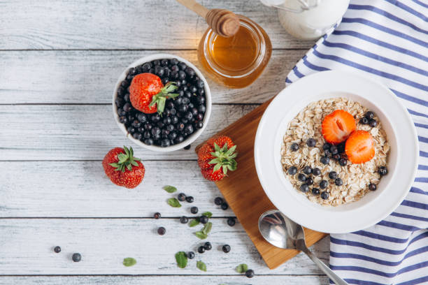 mirtillo, colazione, farina d'avena - steel cut oats foto e immagini stock