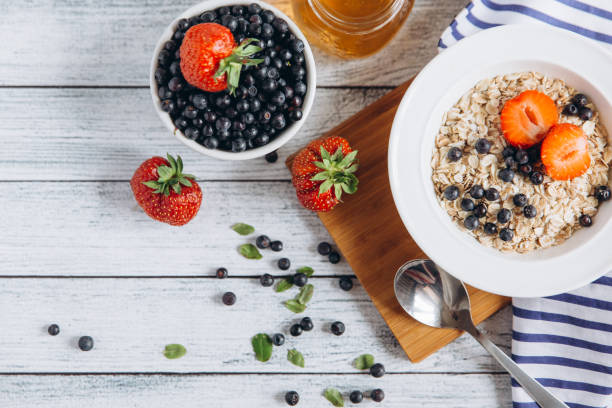 블루베리, 아침 식사, 오트밀 - steel cut oats 뉴스 사진 이미지
